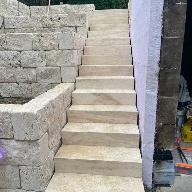 Travertin Blockstufe 100x35x15 cm – Classic Beige, getrommelt, massive Naturstein Gartenstufe