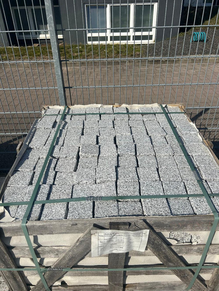 Granit Pflastersteine 9×9×9 cm – geflammt, gesägt & gespalten