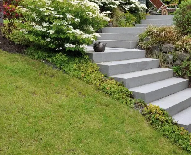 Granit Blockstufe 15x35x125 cm – Grau, feinkörnig, gesägt & sandgestrahlt, massive Gartenstufe