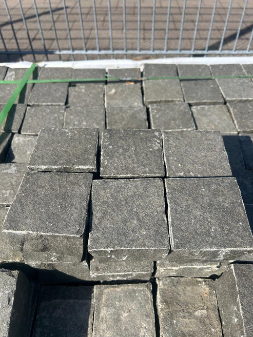 Kleinpflaster aus Basalt | 9x9x9 | geflammt & gesägt, 4-seitig gespalten