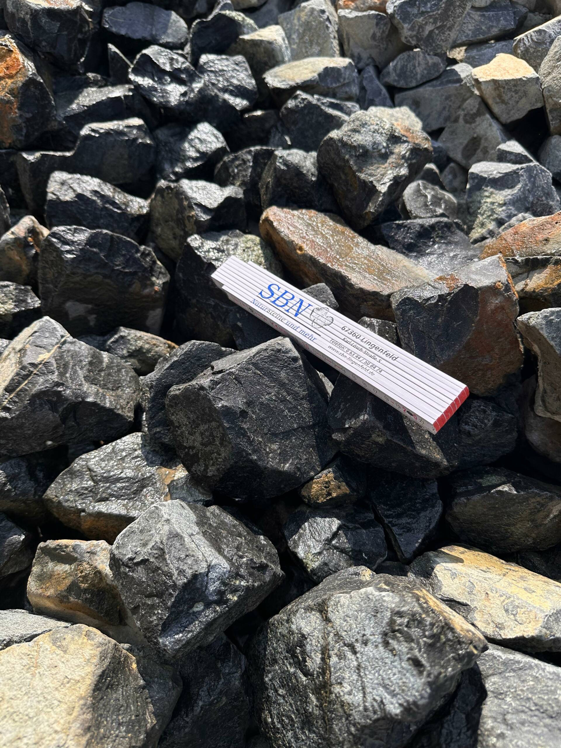 Basaltschroppen Schwarz 50–150 mm – Massive Gabionensteine in Tiefschwarz