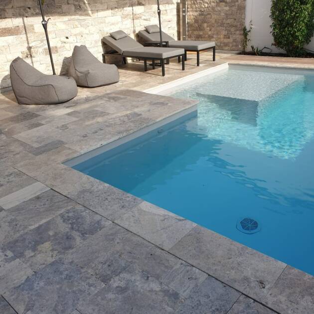 Travertin Silber Poolplatten / Poolumrandung 61 × 30,6 × 3 cm – Bullnose, getrommelt