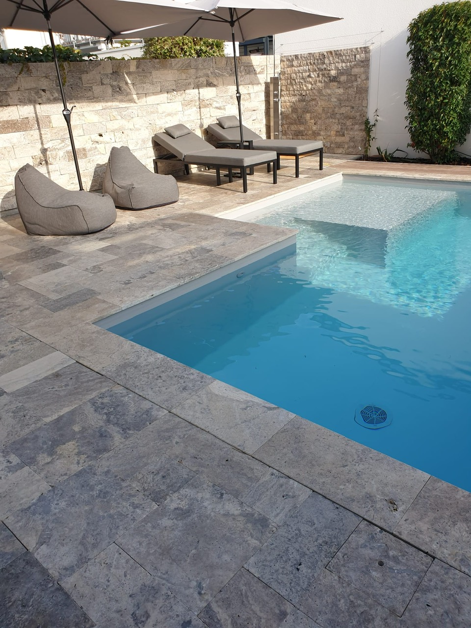 Travertin Silber Poolplatten / Poolumrandung 61 × 30,6 × 3 cm – Bullnose, getrommelt