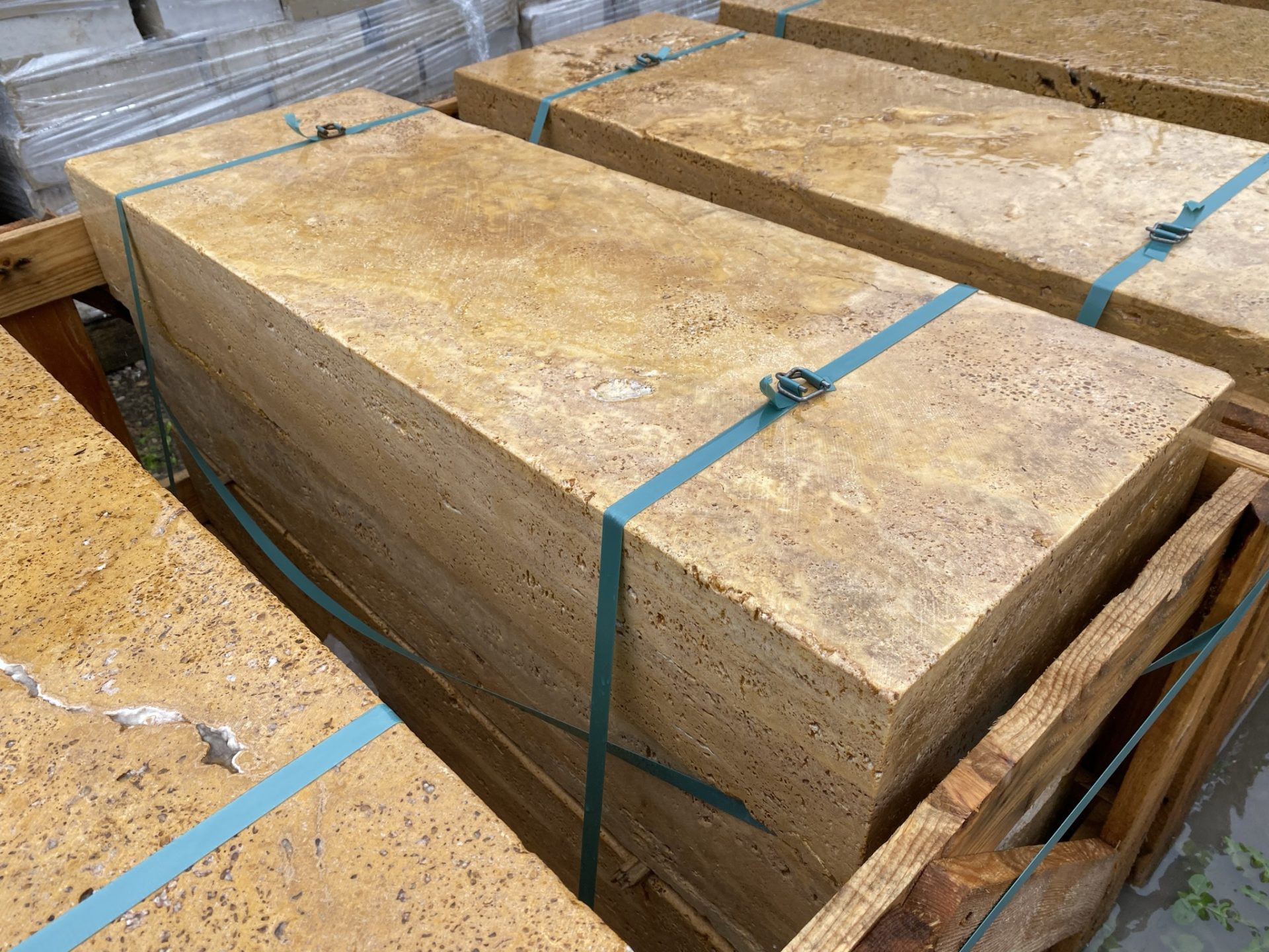 Travertin Gold Randsteine 100×30×7,5 cm – gesägt & getrommelt