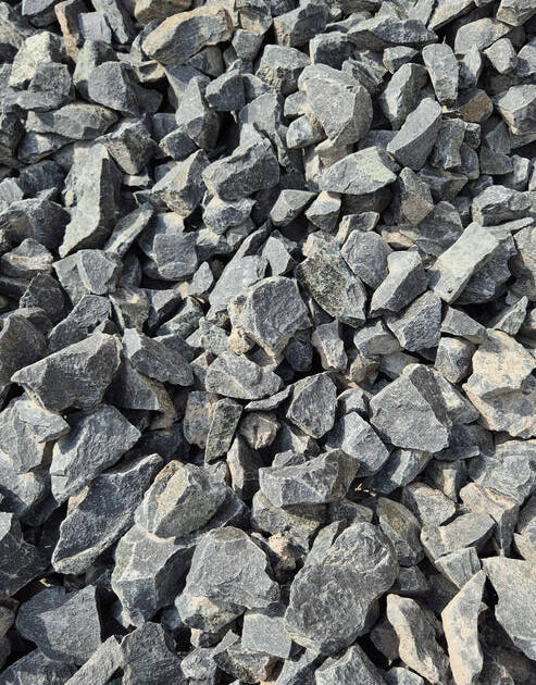 Basaltschroppen Schwarz 32–56 mm – Massive Gabionensteine in Tiefschwarz