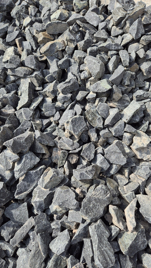 Basaltschroppen Schwarz 32–56 mm – Massive Gabionensteine in Tiefschwarz