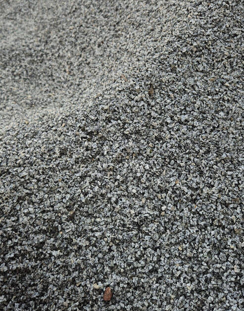 Granitsplitt Hellgrau 1–3 mm – Feiner Fugen- & Ziersplitt