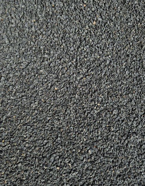 Basaltsplitt Schwarz 2–5 mm – Pflastersplitt für hochwertige Terrassen & Pflasterflächen