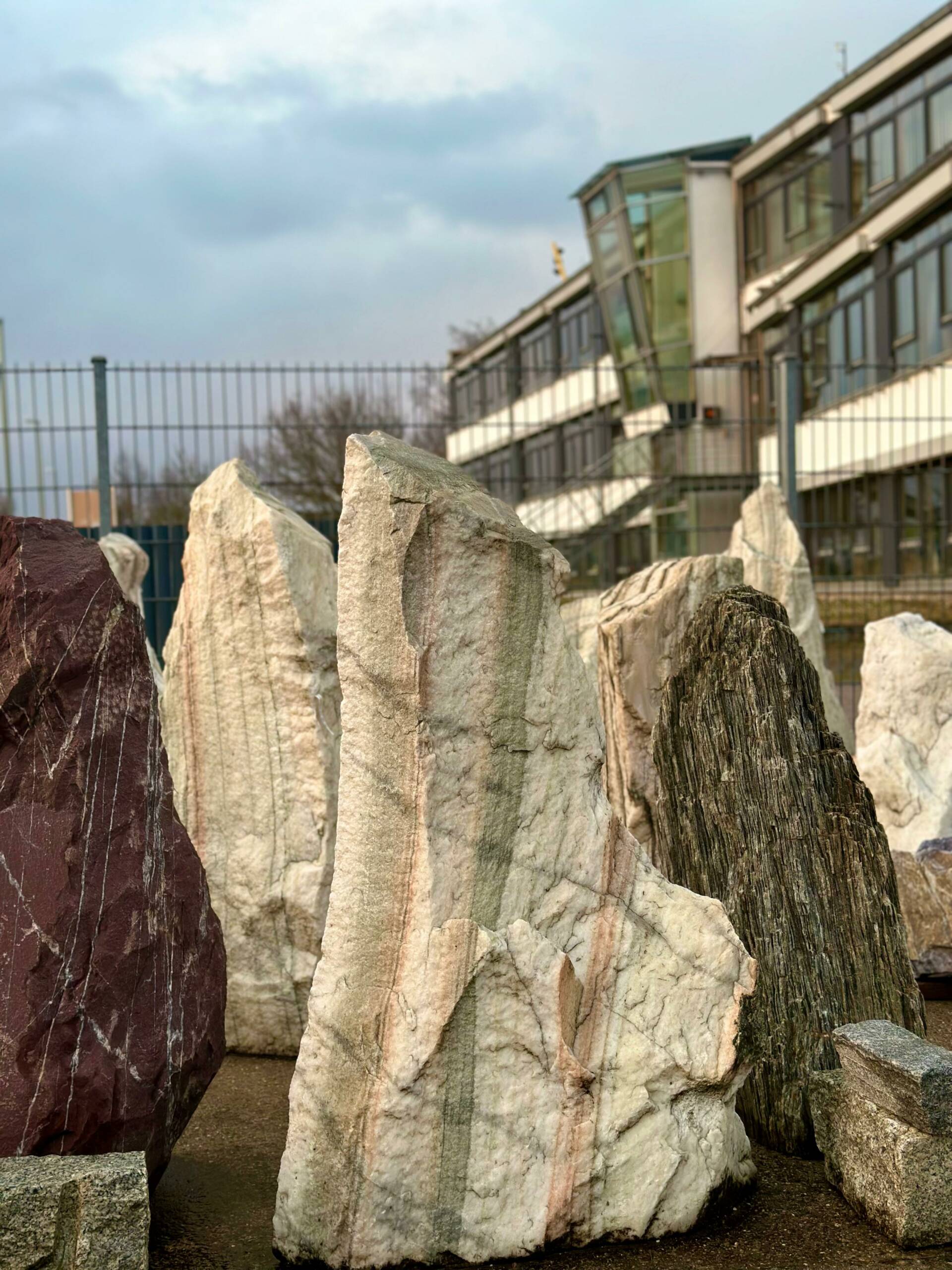 Naturstein Findlinge – Granit, Marmor, Travertin & Sandstein, Ziersteine