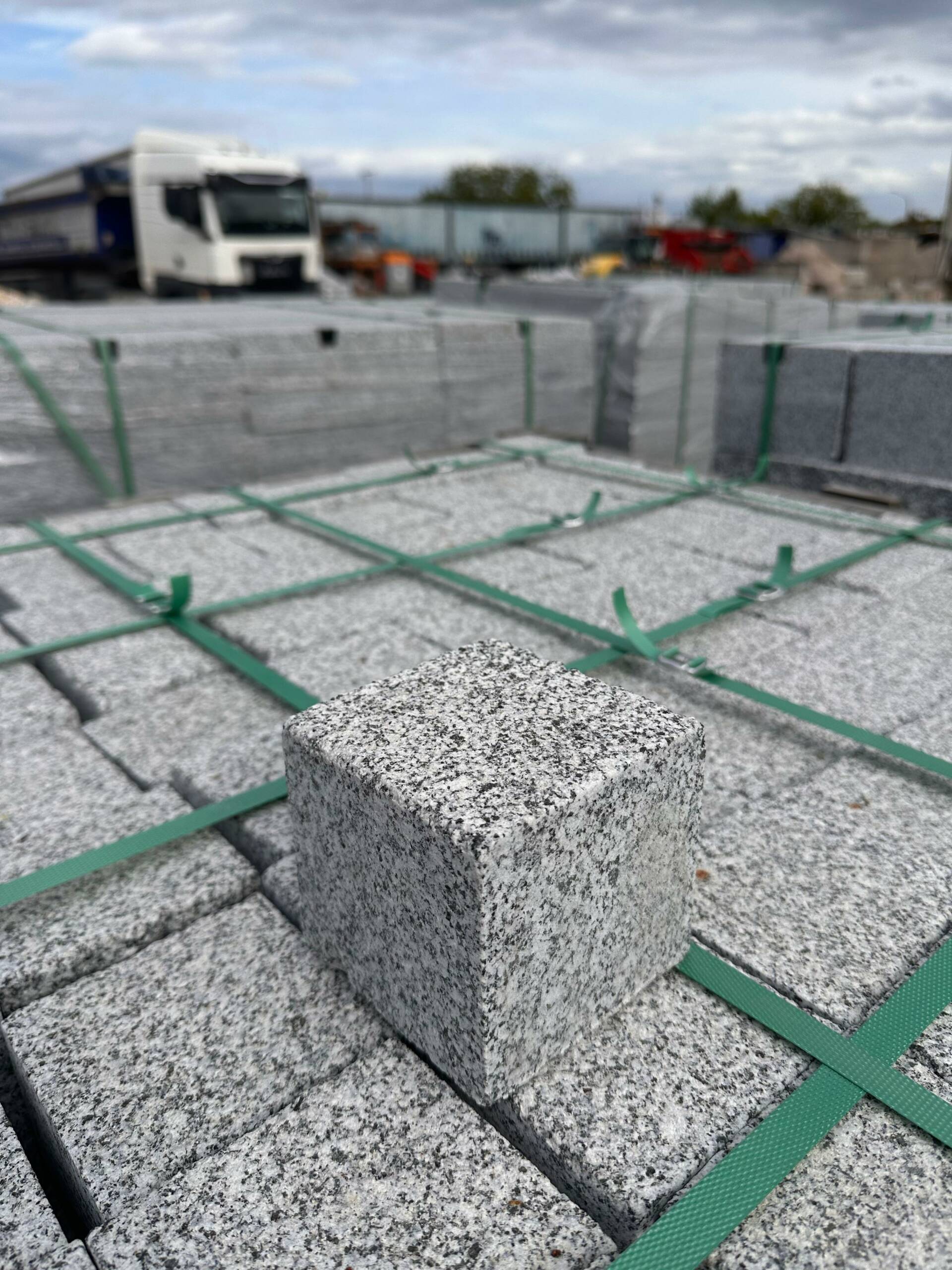 Granit pflastersteine 8x10x10 cm – Bergama Grau, gesägt & sandgestrahlt, Premium Natursteinpflaster
